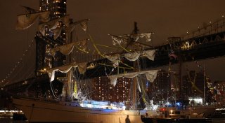 Schiff kollidiert mit Brooklyn Bridge - Tote und Verletzte