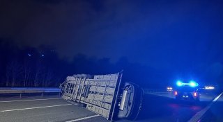 Autotransporter kippt auf A2 am Bielefelder Berg um - Beifahrer in Lebensgefahr