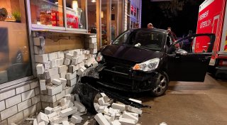 Unfall an Gütersloher Tankstelle: Autofahrer fährt mit drei Promille gegen Hauswand
