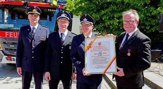 Auf der Blaulichtmeile im Neuhäuser Schlossgarten drängen sich Jung und Alt