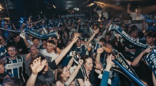 Pokalsensation in Bielefeld: Arminia-Spieler und Fans feiern im „Café Europa“