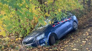 Verlassenes Auto liegt in Bünde in einem Graben