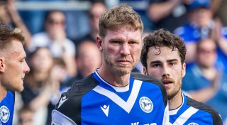 Auktion bei Arminia: Zwei Meistbietende dürfen beim Klos-Abschied mit auf den Platz