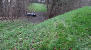 Ausparkmanöver misslingt: Mercedes rollt bei Steinheim einen Abhang hinunter