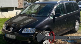 Mit dem Auto der Eltern: Kleinkind durchbricht einen Zaun auf Bielefelder Spielplatz
