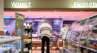 Supermärkte suchen Tausende Beschäftigte für Bedientheken