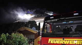Großeinsatz bei Brand im Kreis Gütersloh: Feuerwehr rettet Doppelhaushälfte