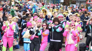Mit Fotostrecke: Tausende Jecken feiern große Karnevalsparade in Paderborn