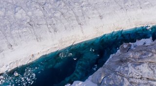 Studie: See auf Gletscher sprengt Risse in Grönlands Eis