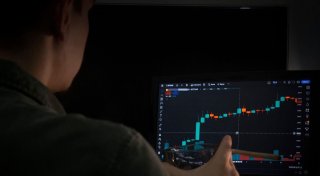 Investmentbetrüger locken Bielefelder in perfide Krypto-Falle