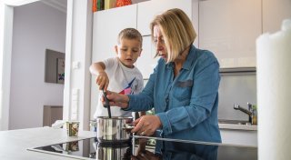 4 Tipps, die kleine Kinder vor Verbrühungen bewahren