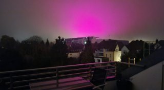 Pinkes Leuchten über der Schüco-Arena versetzt Bielefeld in Staunen