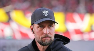 VfB unter Druck: Hoeneß will sich Zeit erspielen