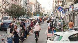 Menschenkette gegen blockierte Radwege in Mailand