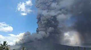 Vulkan Lewotobi Laki-Laki in Indonesien erneut ausgebrochen