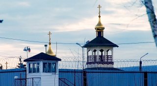 Gericht in Moskau verurteilt Kriegsgegnerin zu Straflager