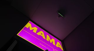 Mama, Merkel, Mörderflasche - Mutterschaft in der Kunst