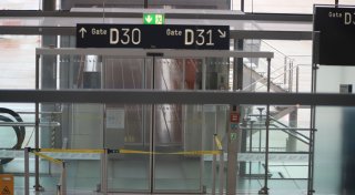 Schon wieder: Verspätete Passagiere rennen aufs Flugfeld am Flughafen Köln/Bonn