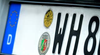 Unfallflucht auf der A2 bei Herford: 19-Jähriger kommt zurück, um Kennzeichen zu suchen
