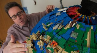 Kirchenmusiker aus Löhne baut riesigen Globus aus Lego