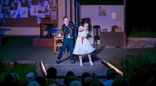Publikum bejubelt Freilichtstück „Petticoat und Rock`n`Roll“ in Paderborn-Schloß Neuhaus