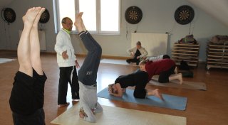 Aus Indien nach Paderborn: Yogalehrer lehrt traditionelle Übungen seit fast 50 Jahren