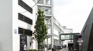 Räuber kippt Bielefelder Opfer Drogen ins Bier und schlägt zu