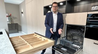 Bad Oeynhausener Küchenträume in Dunkelblau mit Haselnuss