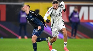 SC Paderborns Sebastian Klaas kämpft gegen FC Schalke 04 mit Verletzung