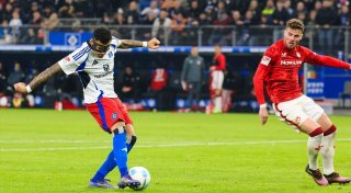 Selke trifft doppelt: HSV besiegt Kaiserslautern mit 3:0
