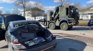 Frau schwer verletzt: Bundeswehr-Lkw fährt in Höxter auf Mercedes