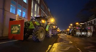 Landwirte protestieren mit mehr als 40 Traktoren vorm Marta Herford gegen ICE-Trasse
