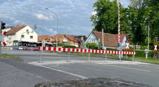 Gesperrter Bahnübergang in Paderborn: Vorschlag zur Entlastung liegt der Bahn vor