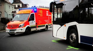 Sechs Verletzte nach Bus-Vollbremsung in Bielefeld: Die Polizei sucht Jugend-Trio