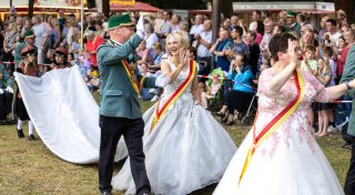 Schützenfest in Paderborn: Lächelndes Königspaar bezaubert die Massen
