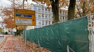 Immobilie in Gütersloh plötzlich verhüllt - auch Kampfmittelräumdienst rückt an