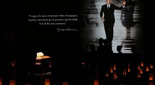 Abschied von Armani: Lange Schlangen am Sarg