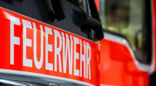 Dreijähriges Kind versehentlich in E-Auto eingesperrt