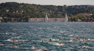 Russischer Schwimmer nach Wettbewerb im Bosporus vermisst