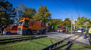 Lkw mit Ladekran rammt Oberleitung in Bielefeld - Verkehr war eingeschränkt