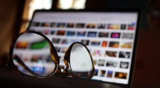 Arbeitgeber zahlt: Was man zur Bildschirmbrille wissen muss
