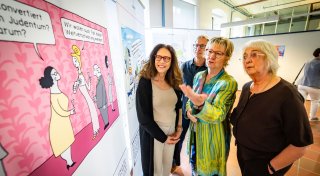 Provokative Ausstellung in Bielefeld: Mit Cartoons und Humor gegen Antisemitismus