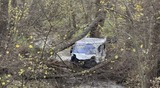 Transporter kommt in Höxteraner Ortsteil von der Straße ab - und landet im Bach