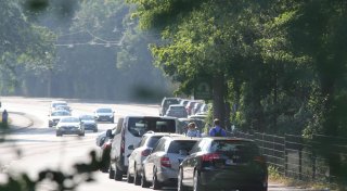 Trotz Parkverbots: Straße vorm Sielbad in Bad Oeynhausen steht noch immer voller Autos