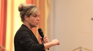 NRW-Ministerin Neubaur liefert in Warburg einen Parforceritt durch Wirtschafts- und Klimapolitik