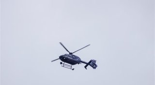 Polizei-Hubschrauber kreist über Bielefeld und begleitet Schalke-Fans zum Spiel