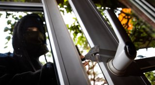 23-Jähriger schläft bei Einbruch ein