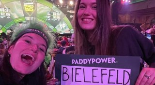 Mias und Ellas Statement über Bielefeld ging bei der Darts-WM in London viral