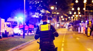 Polizei schießt Verdächtigen vor Kino in Krefeld nieder