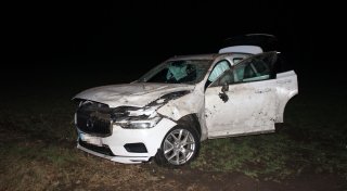 Schwerer Unfall in Friedewalde: Auto überschlägt sich und landet auf Acker - Fahrer alkoholisiert?